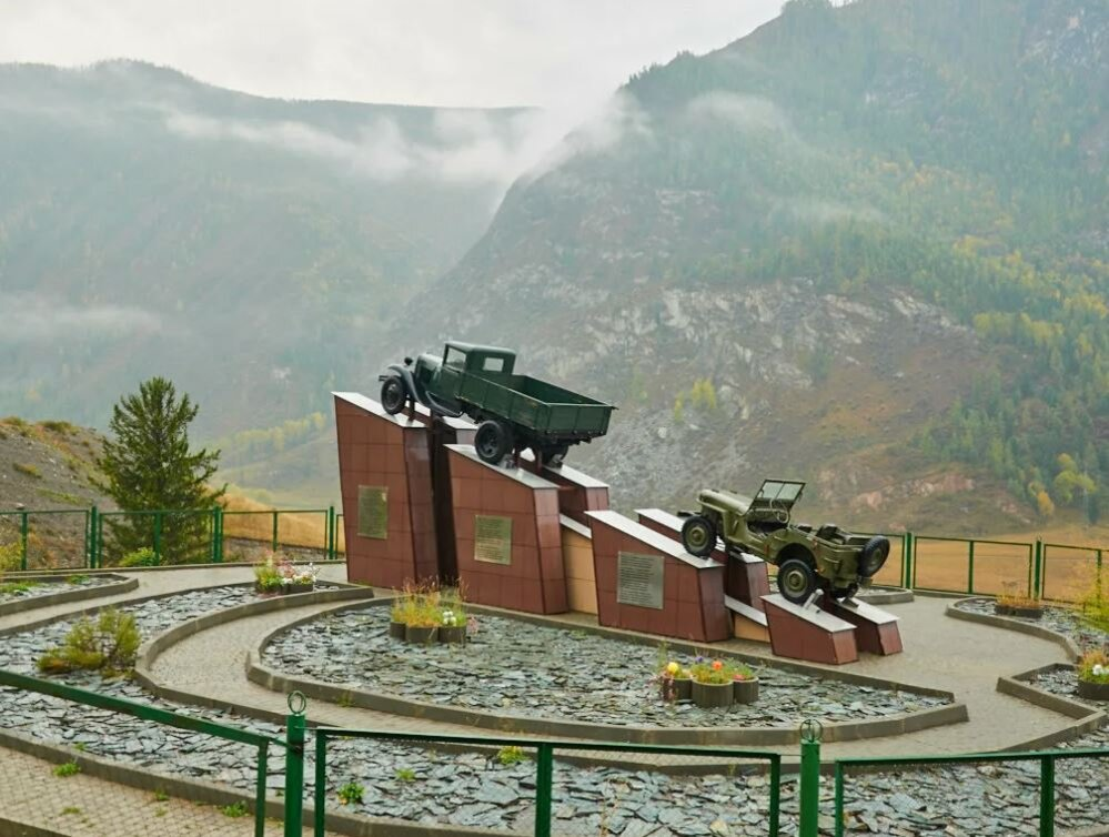 Памятник шоферам чуйского тракта