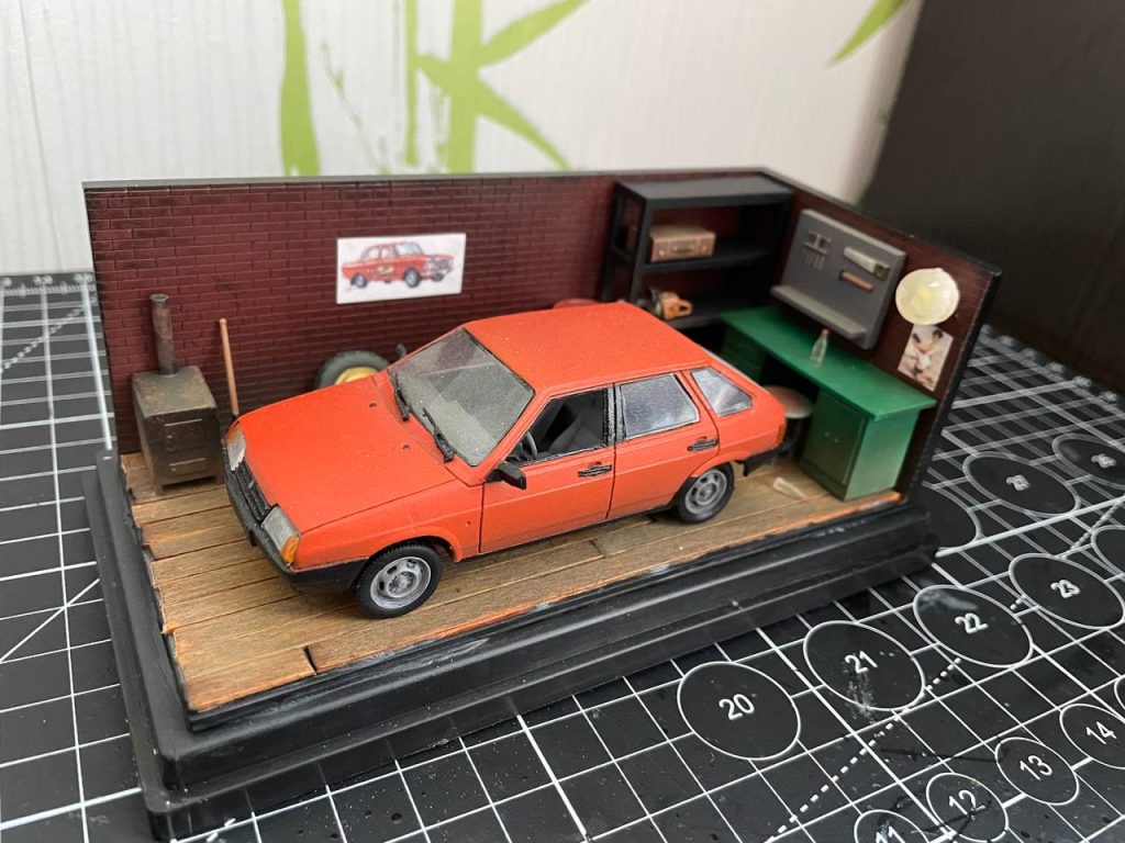 Модель ВАЗ 2109 в боксе 1/43 Модель ВАЗ 2109 в боксе 1/43