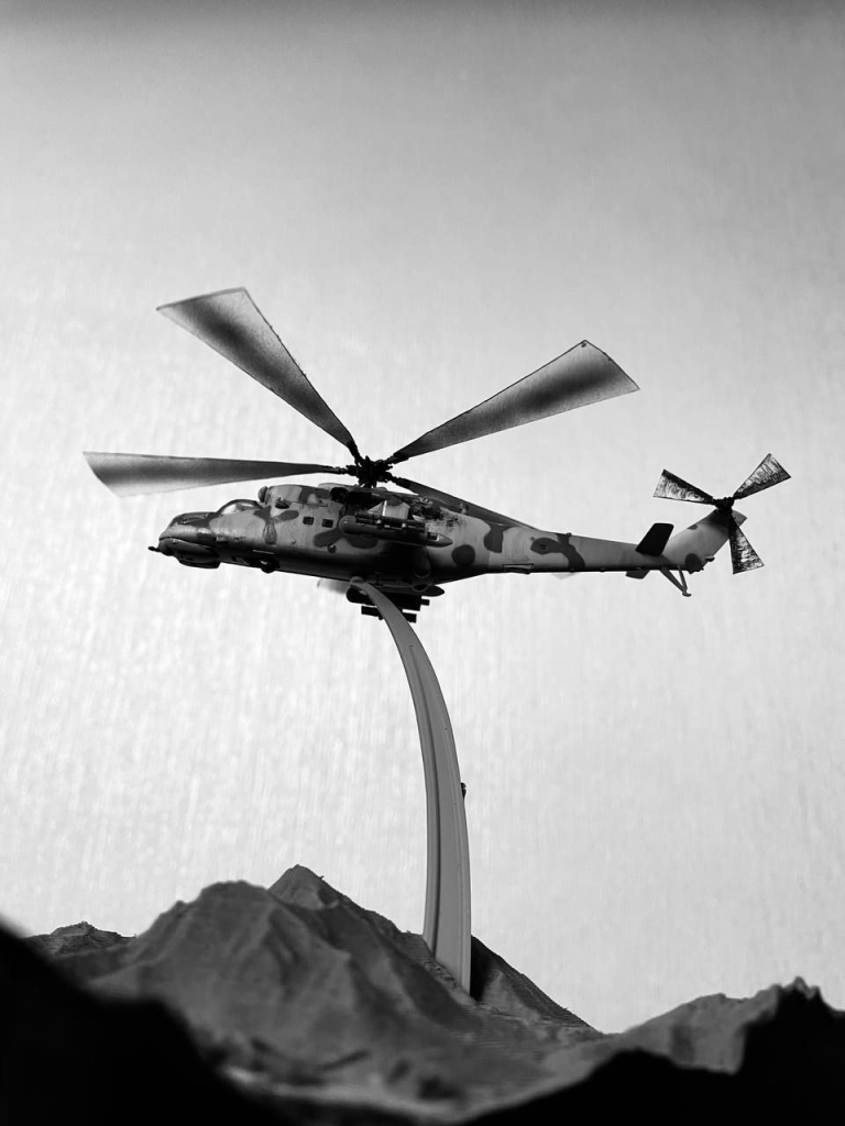 Летящий вертолет на диораме